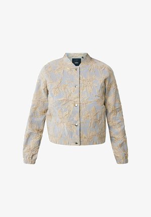 Světle modrá bomber bunda s jemným béžovým květinovým vyšíváním, zapínání na patentky a žebrované manžety. Texturovaná tkanina s krátkým siluetou.