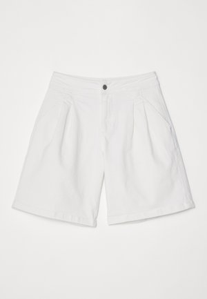 Calções de ganga brancos com um design plissado na frente, apresentando bolsos laterais e um único fecho com botão preto na cintura.