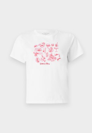 Balta kokvilnas T-kreklu ar rozā grafiku, kurā attēloti dažādi pārtikas produkti un trauki, ar tekstu "Nedēļas nogales plāni" stilizētā fontā.
