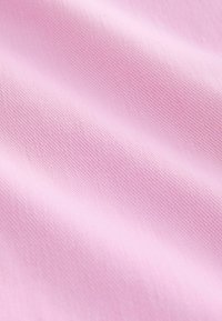 Zacht roze stof met een glad, gestructureerd oppervlak en subtiel diagonale weefpatroon. Het materiaal lijkt licht en flexibel.