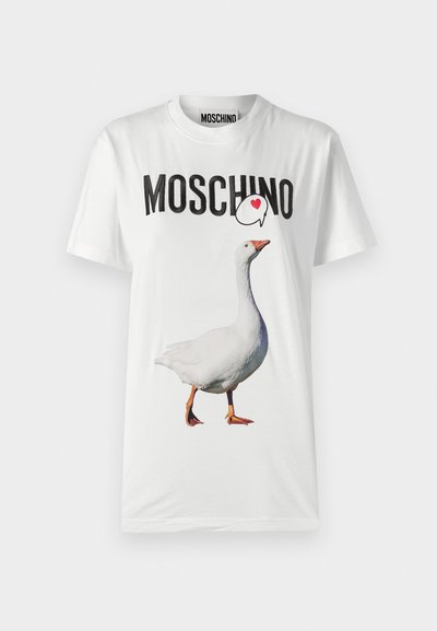 Baltas medvilninis marškinėlis su baltos žąsies grafika ir žodžiu "MOSCHINO" didelėmis juodomis raidėmis viršuje.