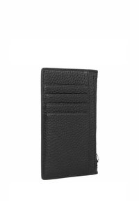 Tarjetero de cuero negro con superficie texturizada, múltiples ranuras para tarjetas y un compartimento con cremallera en el lateral para almacenamiento adicional.