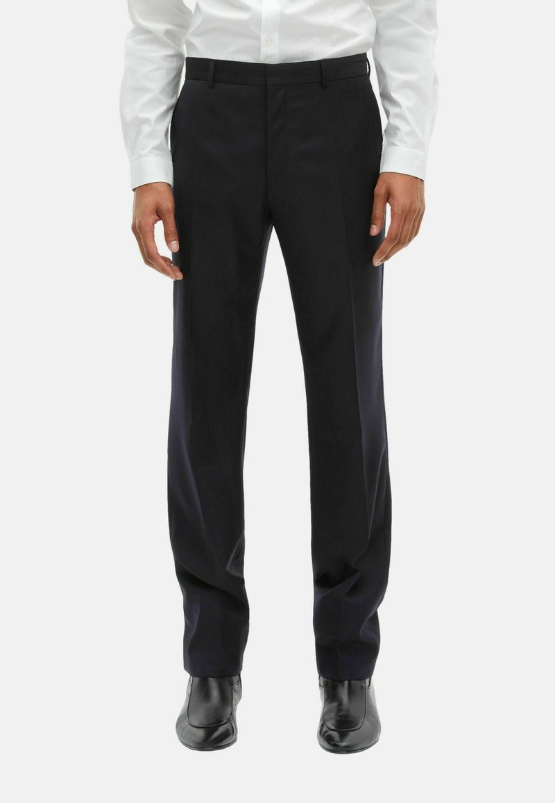 Schwarze maßgeschneiderte Hose mit geradem Bein, aus glattem Stoff gefertigt, mit einem Bügel in der Vorderseite und Seitentaschen.
