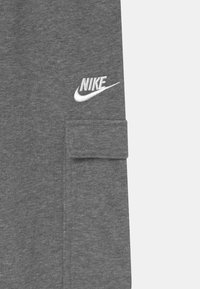 Nike Sportswear CLUB CARGO - Verryttelyhousut - mottled dark grey