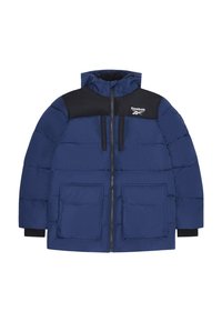 Giacca imbottita blu navy con spalla nera, due grandi tasche frontali, cerniera integrale e colletto alto. Dotata di polsini a costine per mantenere il calore.