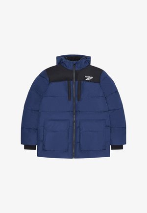 Giacca imbottita blu navy con spalla nera, due grandi tasche frontali, cerniera integrale e colletto alto. Dotata di polsini a costine per mantenere il calore.