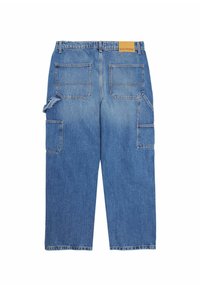 Pantalons cargo en denim bleu clair avec une coupe décontractée, plusieurs poches et un label en cuir cousu à la taille. Ourlet propre et décoloration subtile.