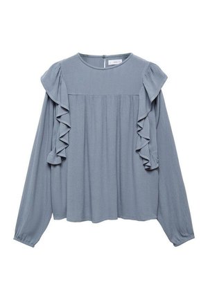 Blouse bleu clair à manches longues avec des détails volantés sur le devant et les épaules, col rond et fermeture par boutons au dos.