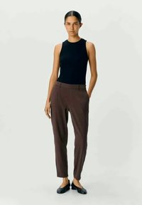 Object OBJLISA SLIM PANT - Broek - seal brown