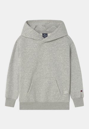 Sweat à capuche Champion gris clair avec poche avant, petite étiquette logo sur le poignet et étiquette près de la poche, posé à plat avec la capuche relevée.
