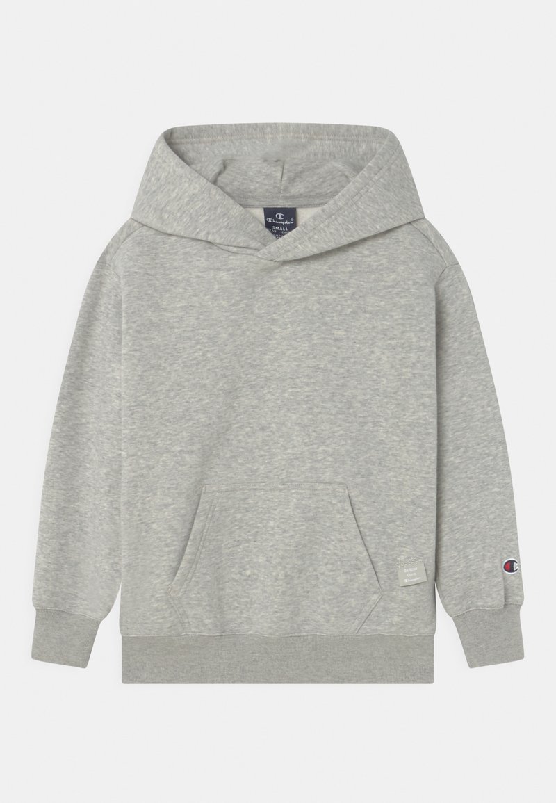 Sweat à capuche Champion gris clair avec poche avant, petite étiquette logo sur le poignet et étiquette près de la poche, posé à plat avec la capuche relevée.
