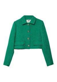 Zielona krótka kurtka wykonana z teksturowanej tkaniny; posiada kołnierz, guziki z przodu oraz dwie kieszenie z klapkami.