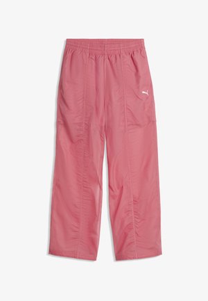 Lyserøde letvægts træningsbukser med elastisk taljebånd og lille hvid Puma-logo på venstre lår.