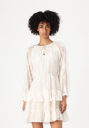 Robe couleur crème, à volants, avec des manches longues, une taille froncée et un motif floral subtil. Tissu léger et transparent avec une texture douce.
