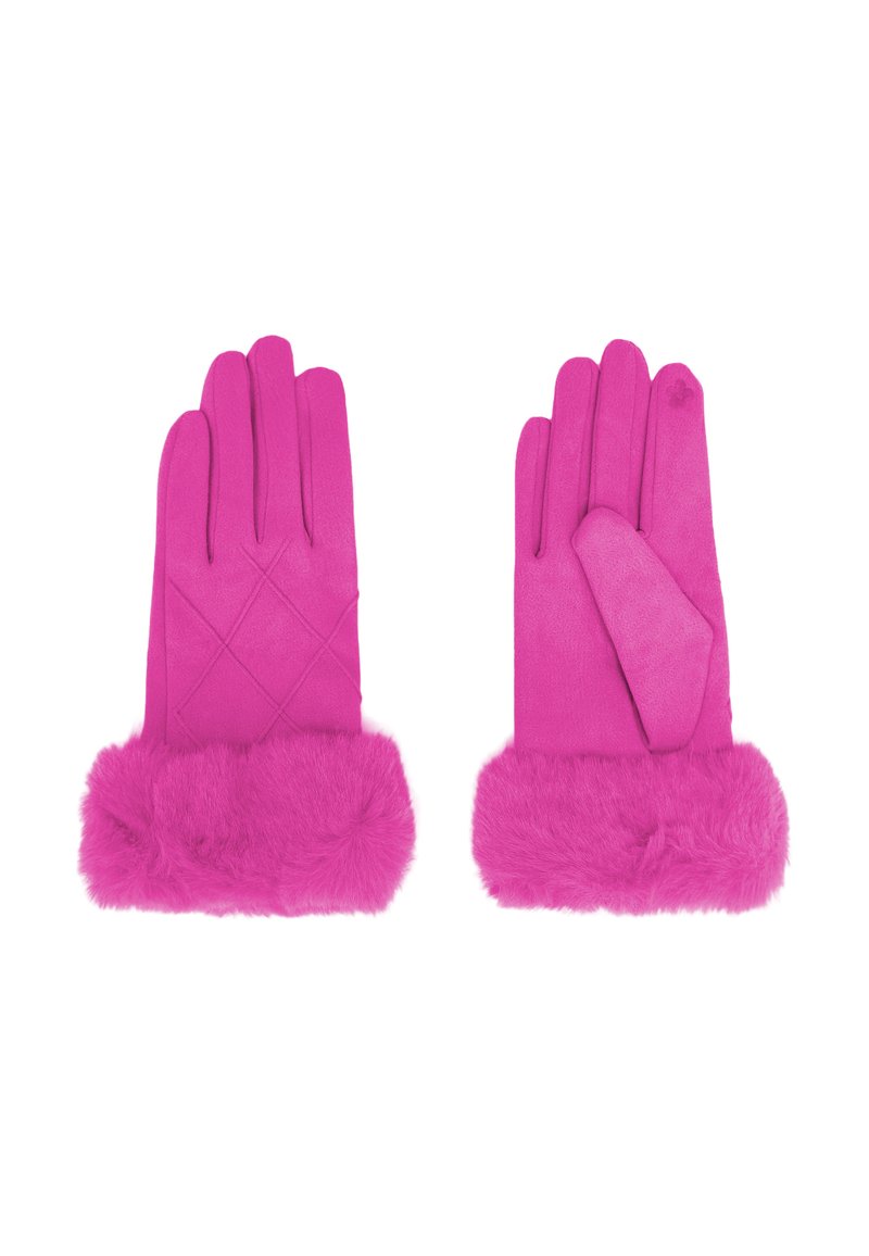 Guanti fucsia con design trapuntato, polsini in morbida pelliccia sintetica e un accento sulle dita separato su un guanto per l'uso con touchscreen.