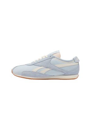 Baskets basses bleu pâle et crème avec des panneaux en daim et cuir et une fine semelle marron, vues de profil gauche sur fond blanc.