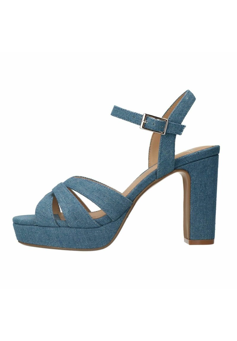 Sandali platform in denim con design a fascia larga, caratterizzati da un tacco a blocco, cinturino alla caviglia regolabile e di colore azzurro chiaro.