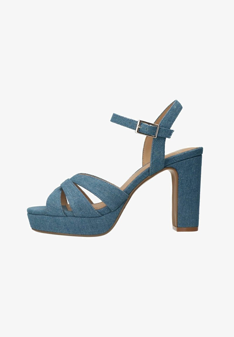 Sandali platform in denim con design a fascia larga, caratterizzati da un tacco a blocco, cinturino alla caviglia regolabile e di colore azzurro chiaro.