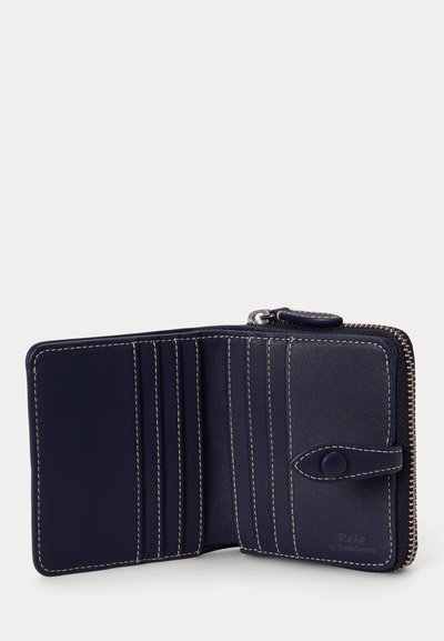 Portefeuille en cuir bleu marine avec plusieurs emplacements pour cartes, une fermeture à bouton-pression et un compartiment à monnaie zippé sur fond blanc.