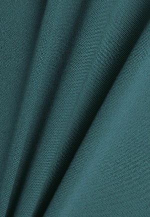 Tessuto di colore verde acqua con trama texturizzata, mostrato in morbide pieghe che creano ombre e luci delicate.