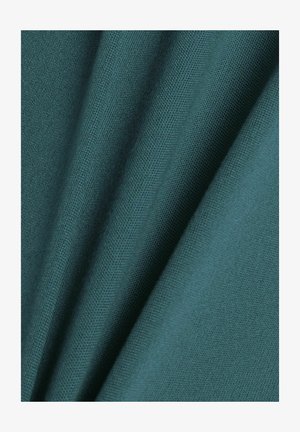 Tessuto di colore verde acqua con trama texturizzata, mostrato in morbide pieghe che creano ombre e luci delicate.