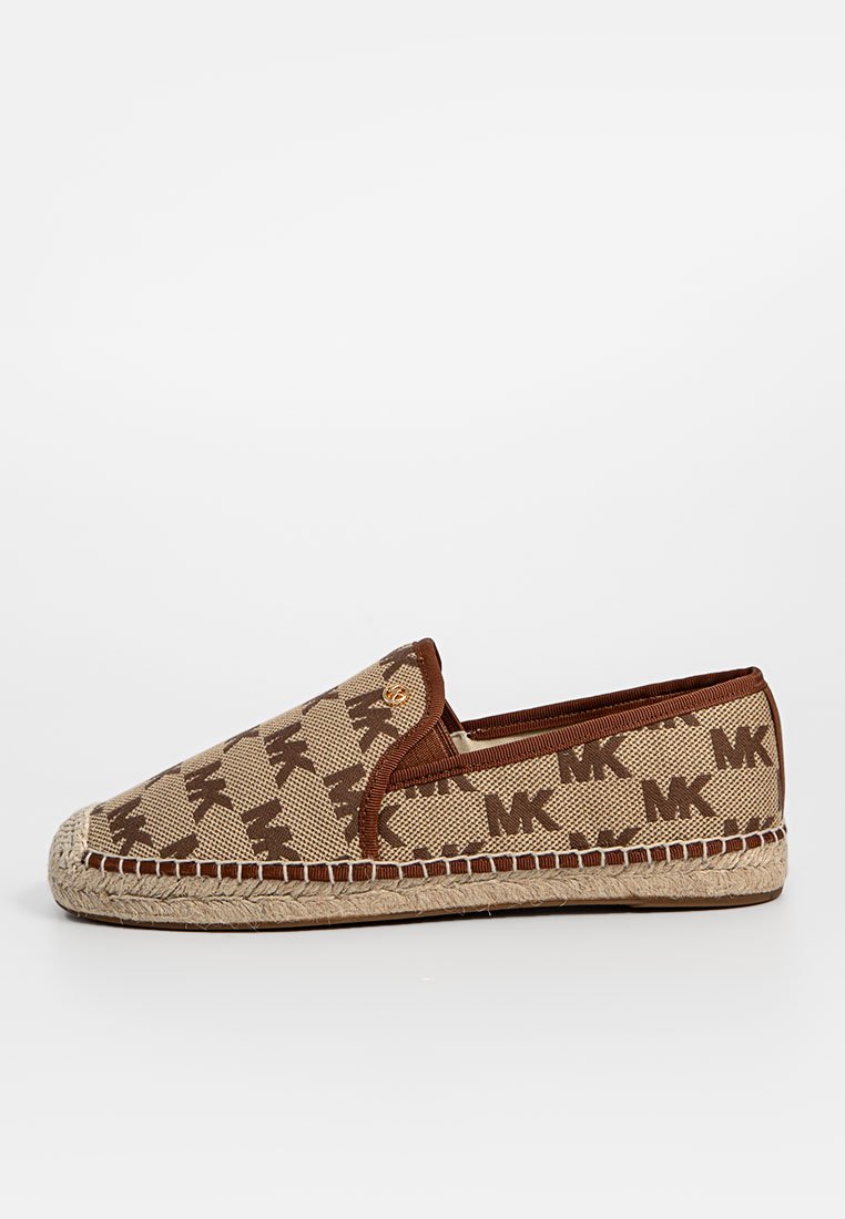 Scarpa espadrille slip-on in tela beige con motivo del logo MK marrone. Presenta una suola in juta intrecciata e accenti in tessuto marrone lungo i bordi.