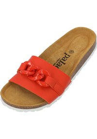 Sandalo scorrevole sintetico rosso con una larga fascia impreziosita da una catena lucida e una soletta imbottita color tan; suola in gomma testurizzata.