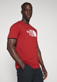 The North Face EASY TEE - Camiseta estampada - iron red