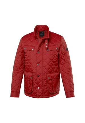 Giacca trapuntata rossa con colletto alto, chiusure a pressione, due tasche frontali e un'etichetta all'interno. Il tessuto ha una texture liscia e brillante.
