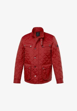 Rød kviltet jakke med høj krave, trykknaplukninger, to forlommer og et mærke indeni. Stoffet har en glat, skinnende overflade.