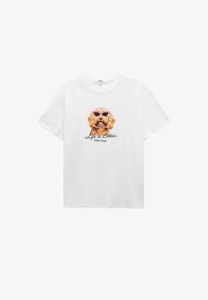 T-shirt en coton blanc avec un graphique coloré d'un chien portant des lunettes de soleil, avec le texte "La vie est meilleure avec des chiens" en dessous.