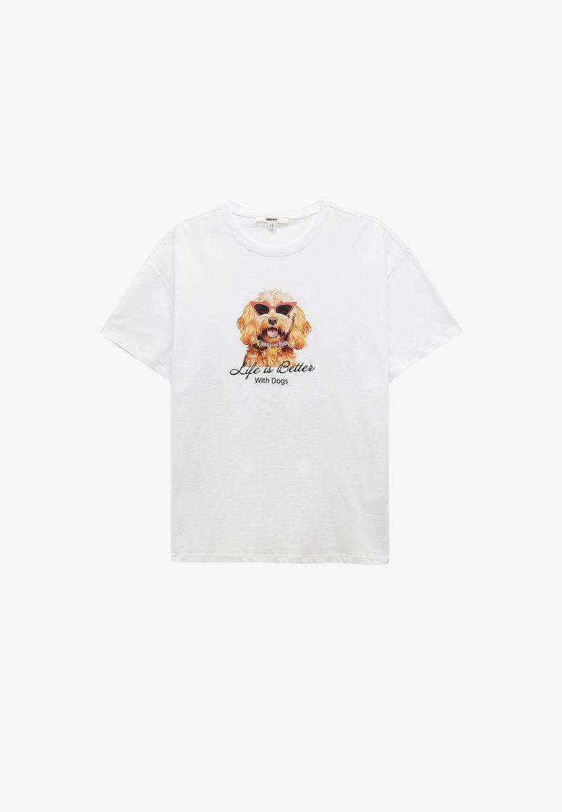 Weißes Baumwoll-T-Shirt mit einem bunten Grafikdesign eines Hundes mit Sonnenbrille, darunter der Text "Das Leben ist besser mit Hunden".