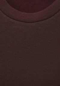 Burgundska majica iz tkanine s gladko teksturo in rebrastim ovratnikom, enotne barve brez vidnih vzorcev ali poudarkov.