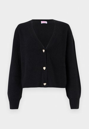 Crni kardigan s V-izrezom, dugim rukavima i tri ukrasna dugmeta u obliku srca sprijeda.