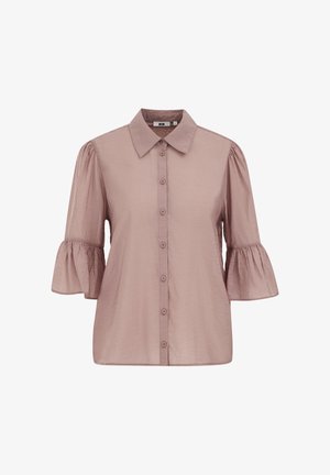 Nööbitav tolmuroosa pluus lehvikukujuliste kolmveerandvarrukatega ja terava kraega, valmistatud kerge kangaga.