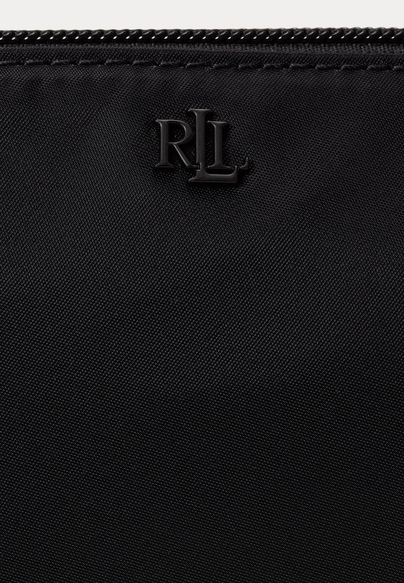 Schwarze Nylontasche mit strukturiertem Oberflächen, Reißverschluss und geprägtem "RL"-Logo in der Ecke zur Markenkennzeichnung.