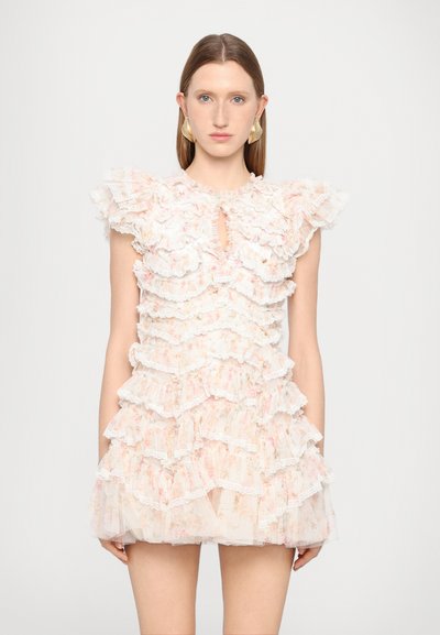 Robe froncée avec un motif floral en rose pâle et blanc. Elle présente un décolleté en forme de trou de serrure et une texture en couches semblable à des plumes.