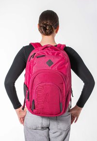 Zaino fucsia con più scomparti, finitura testurizzata, spallacci regolabili e dettagli ricamati sulla parte anteriore.
