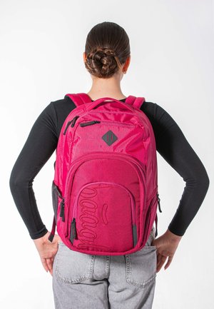 Zaino fucsia con più scomparti, finitura testurizzata, spallacci regolabili e dettagli ricamati sulla parte anteriore.
