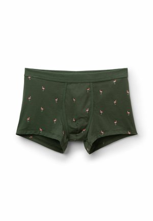 Ciemnozielone bokserki z małymi różowymi nadrukami flamingów równomiernie rozmieszczonymi na tkaninie, ułożone płasko na białym tle.