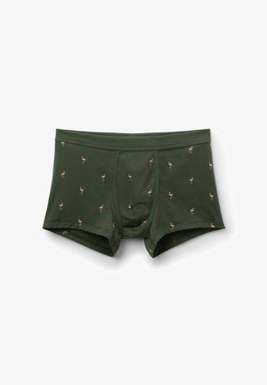 Dunkelgrüne Boxershorts mit kleinen pinken Flamingo-Motiven, gleichmäßig über den Stoff verteilt, flach auf einem weißen Hintergrund liegen.