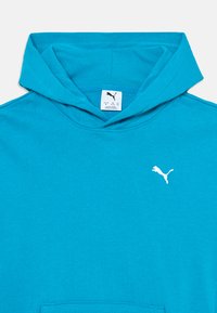Turkisblå hettegenser laget av bomullsblanding, med kengurulomme og en hvit Puma-logo på brystet. Myk tekstur og justerbar hette.