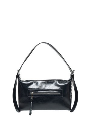 Petit sac à main rectangulaire en cuir noir avec fermeture éclair supérieure, poche zippée à l'avant, poignée courte et bandoulière longue détachable sur fond blanc.