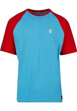 Niebieski i czerwony t-shirt z krótkim rękawem oraz okrągłym dekoltem, wyróżniający się białym logo na klatce piersiowej i raglanowymi rękawami, co nadaje sportowy wygląd.