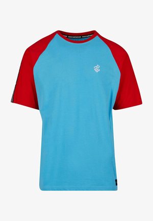 Niebieski i czerwony t-shirt z krótkim rękawem oraz okrągłym dekoltem, wyróżniający się białym logo na klatce piersiowej i raglanowymi rękawami, co nadaje sportowy wygląd.