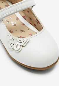 Next MARY JANE STANDARD FIT F - Zapatos de bebé - white