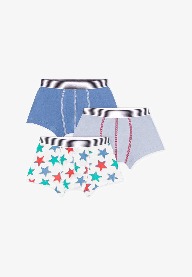Trois paires de boxers pour garçons, un bleu uni, un gris clair avec des coutures rouges, et un blanc avec des motifs d’étoiles rouges, bleues et vertes.