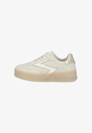 Sneaker in suede off-white con accenti metallici, una suola spessa e traslucida e lacci tonali. Il design presenta dettagli perforati.