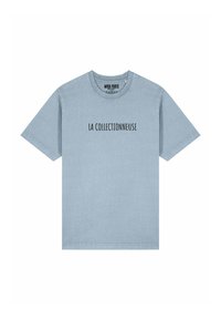 T-shirt en coton bleu clair à manches courtes, col rond, présentant le texte "LA COLLECTIONNEUSE" en noir sur la poitrine.