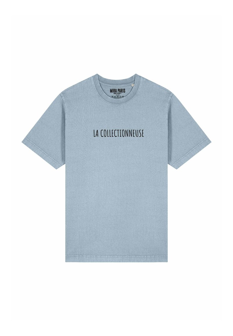 T-shirt en coton bleu clair à manches courtes, col rond, présentant le texte "LA COLLECTIONNEUSE" en noir sur la poitrine.